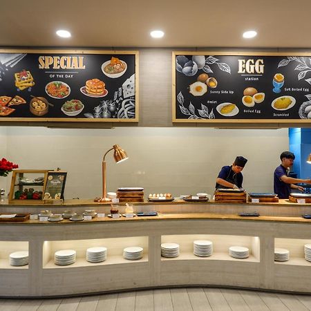 Seabed Grand Hotel Phuket - Sha Extra Plus Bagian luar foto A live kitchen at a hotel