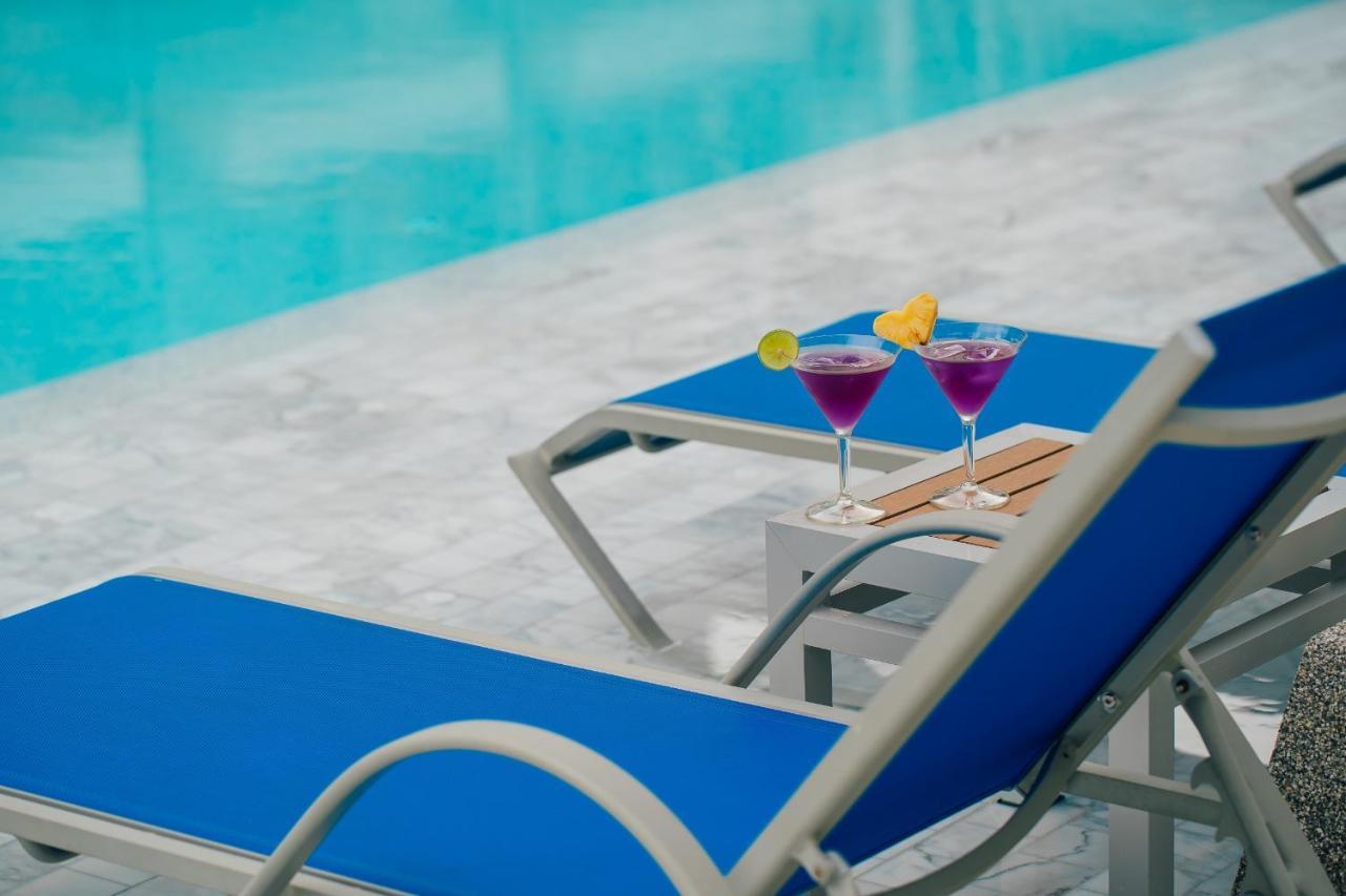 Seabed Grand Hotel Phuket - Sha Extra Plus Bagian luar foto A poolside table