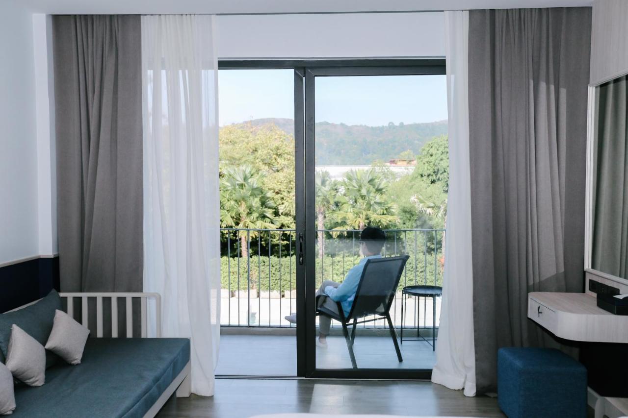 Seabed Grand Hotel Phuket - Sha Extra Plus Bagian luar foto A room at the hotel