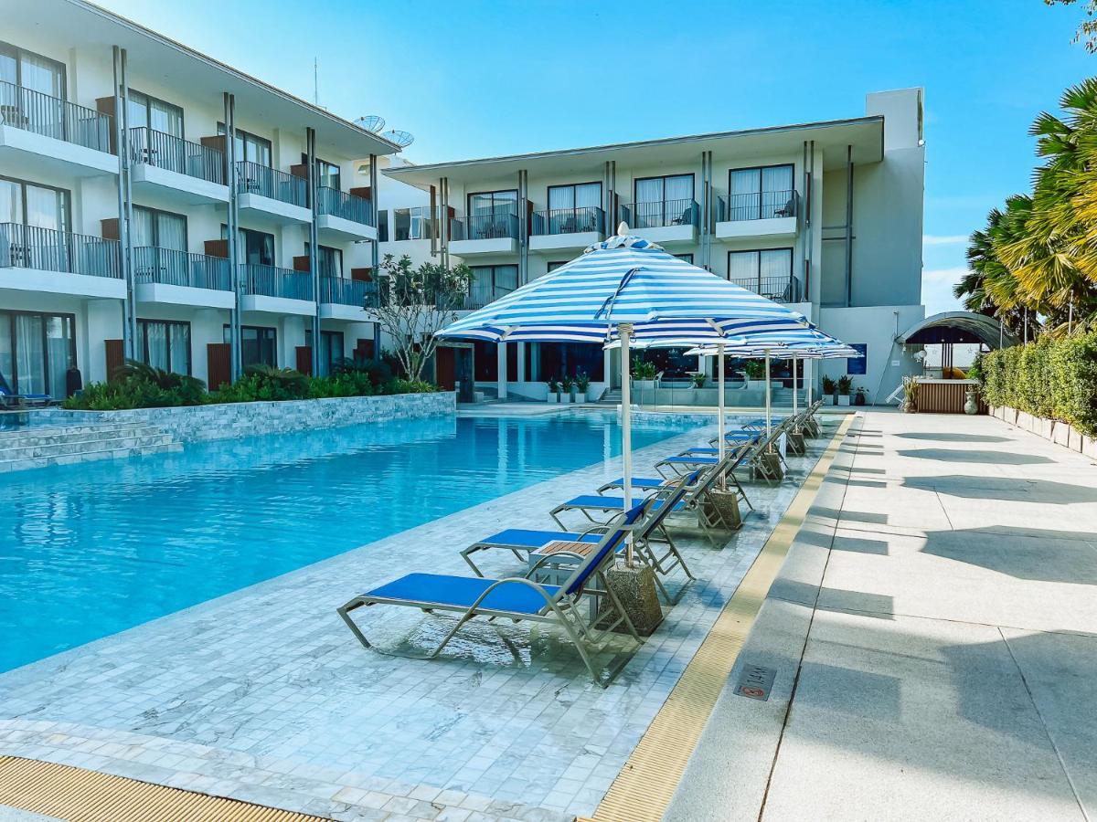 Seabed Grand Hotel Phuket - Sha Extra Plus Bagian luar foto The swimming pool at the hotel