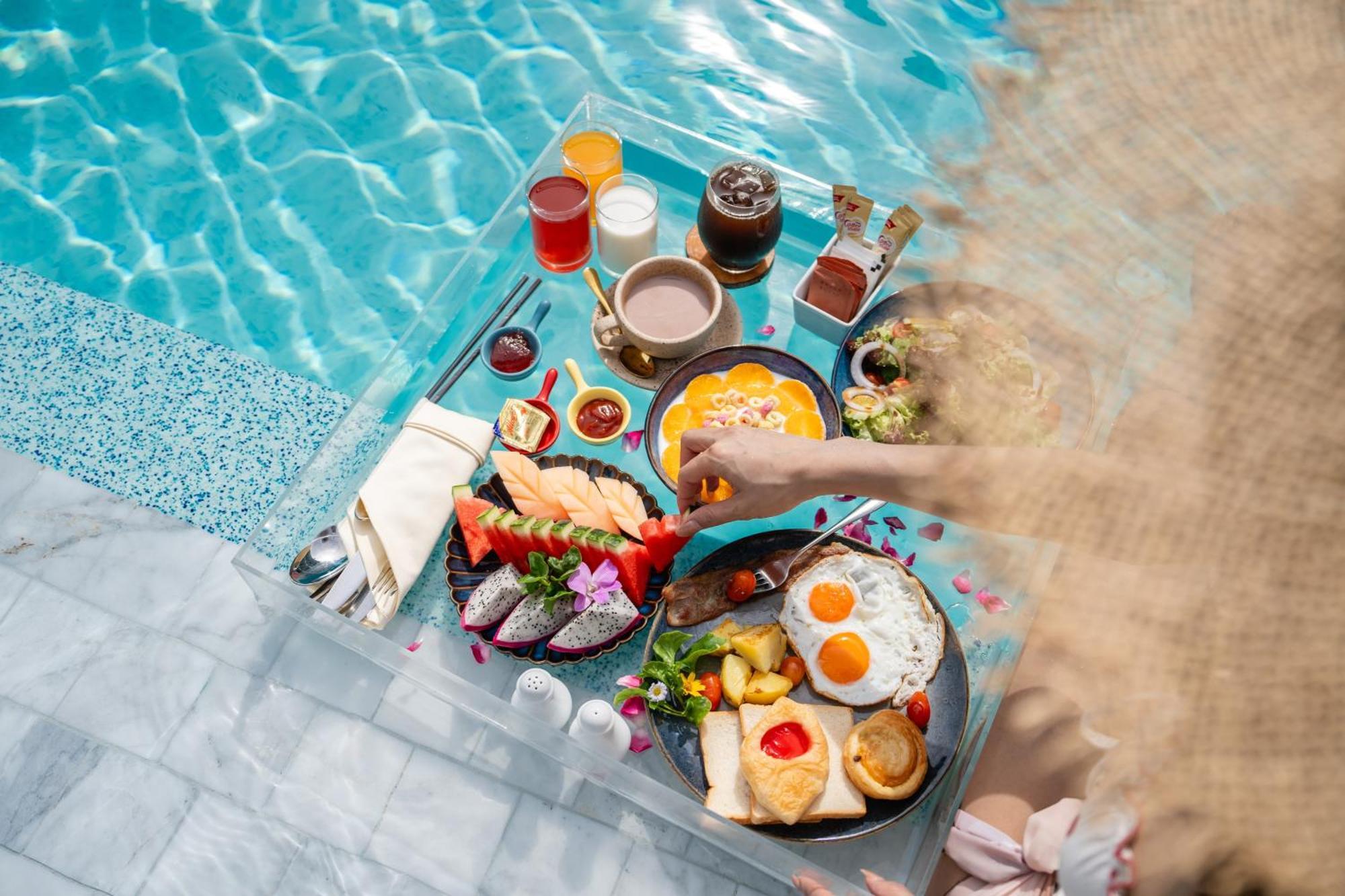 Seabed Grand Hotel Phuket - Sha Extra Plus Bagian luar foto A floating breakfast at a resort in Bali, Indonesia